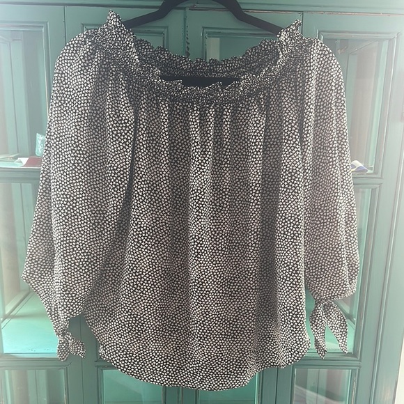 Michael Kors Black and White Off Shoulder Pleated Women's Blouse NWT - Picture 2 of 9